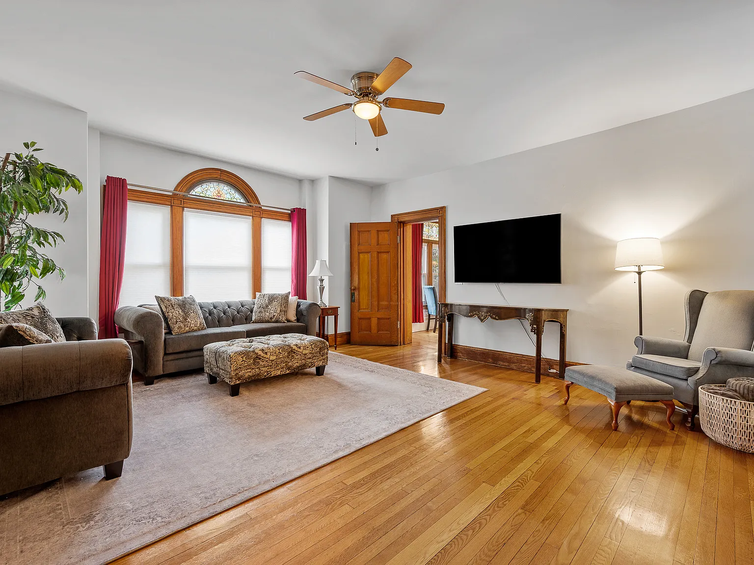 2 bed, $3,950 — Photo 1