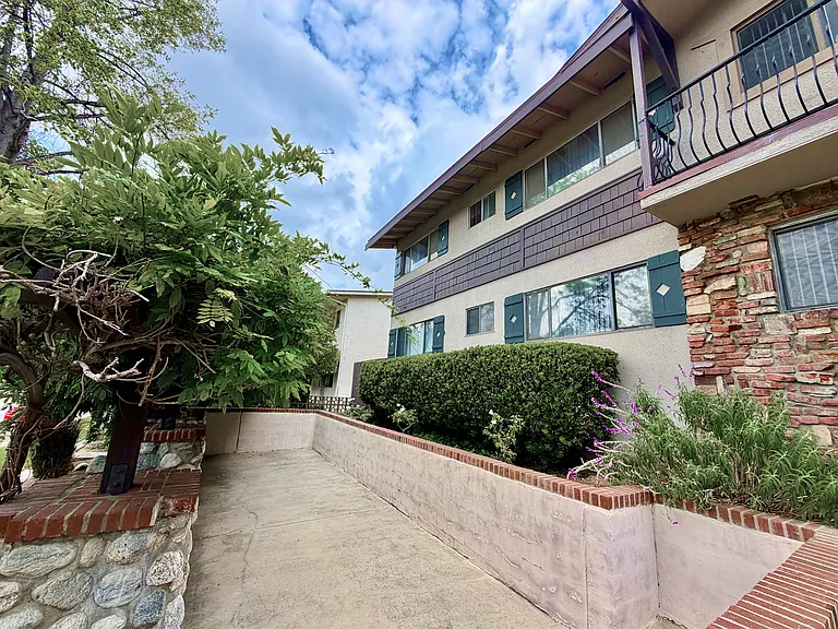 585 W Sierra Madre Blvd — Photo 40