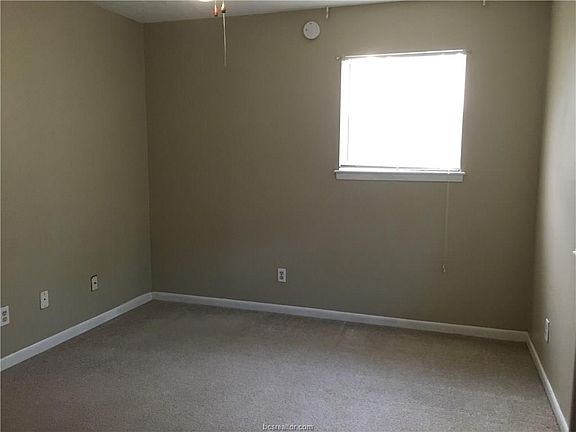 5th image of 706 Chalet Ct