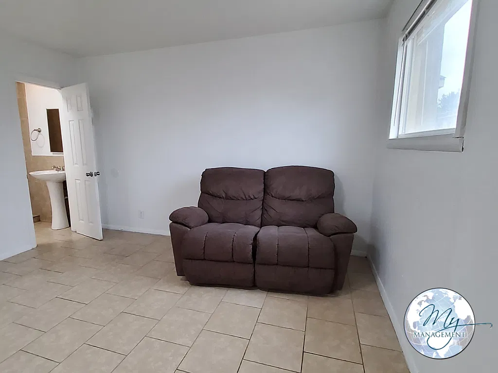 Newly Remodeled Studio and 1 bedroom apartments — Photo 1