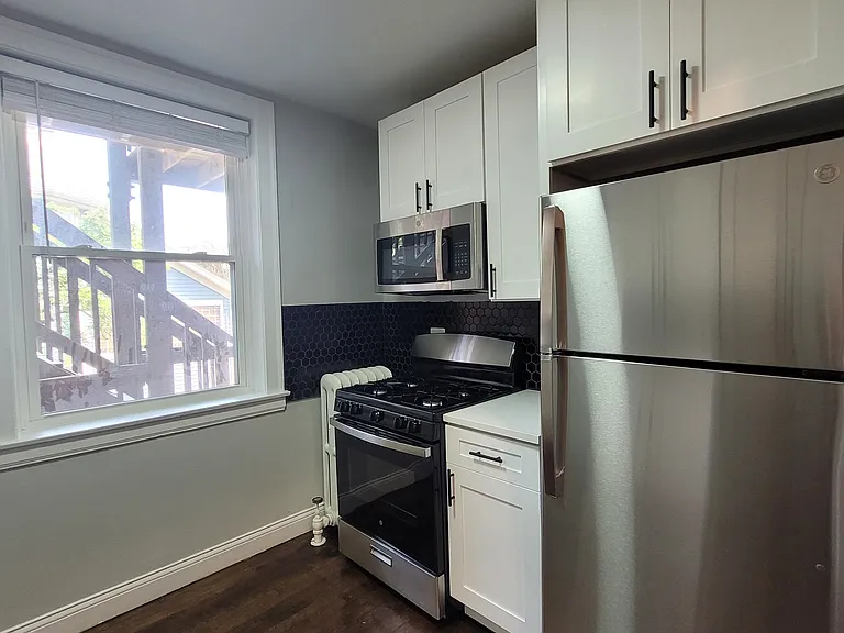 1634 W Granville Ave — Photo 2