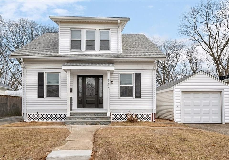 1st image of 1353 Lonsdale Ave