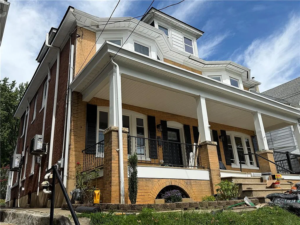 5 bed, 2.0 bath, 1836 sqft, $2,700 — Photo 2