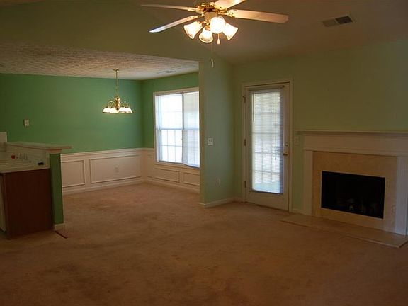 3rd image of 904 Village View Cir