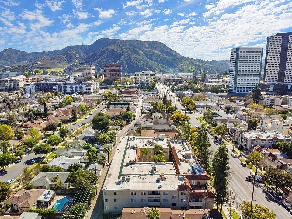 360 Hollywood Way — Photo 3