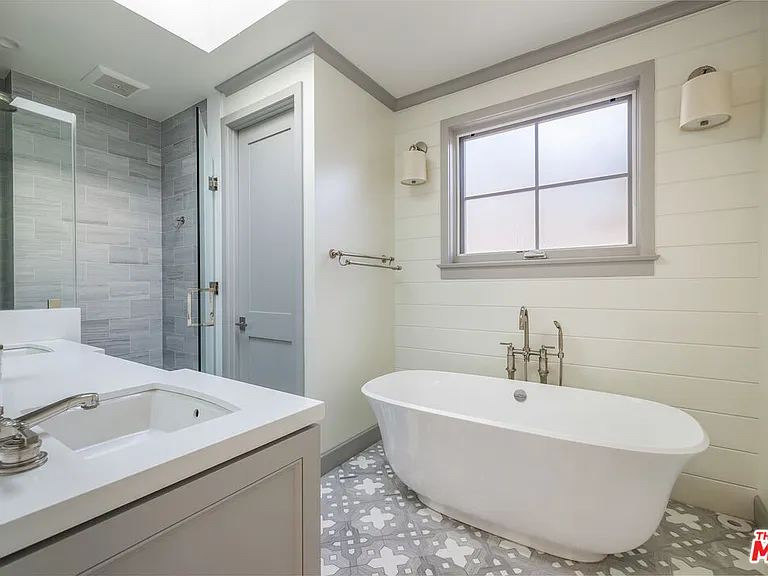 703 Bayview Dr — Photo 18