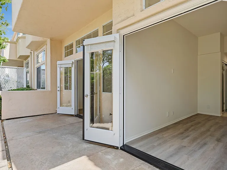 Bel Mondo Condos — Photo 43