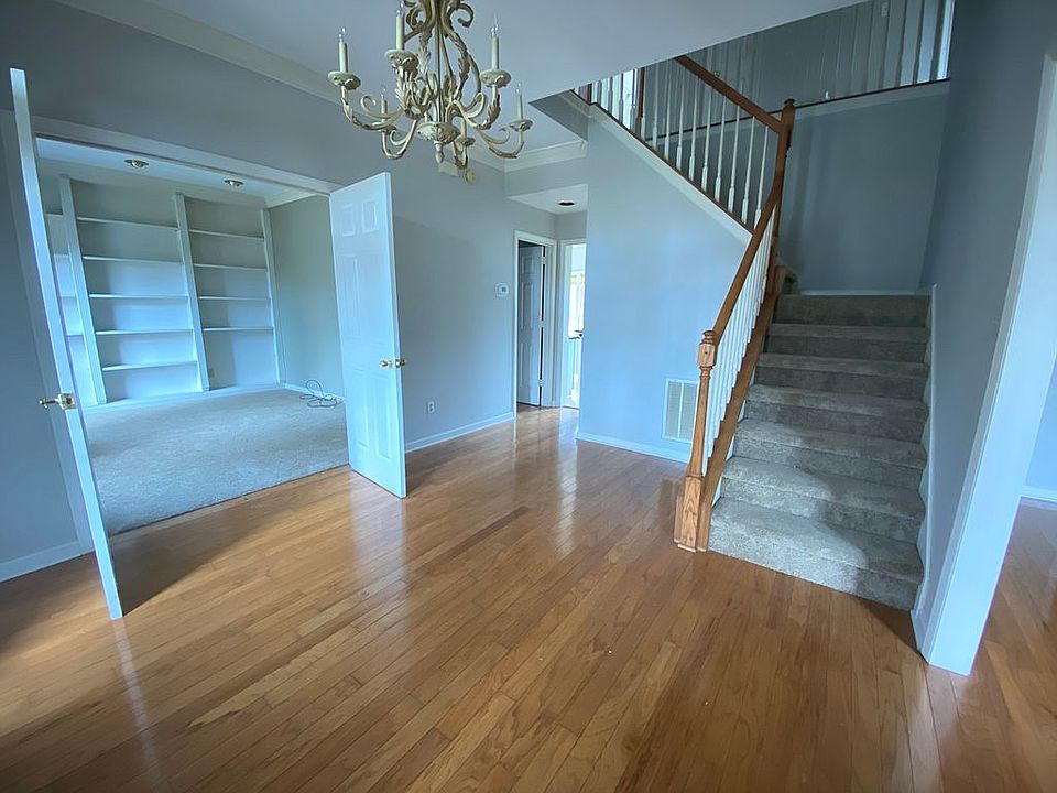 1st image of 404 Coachman Dr