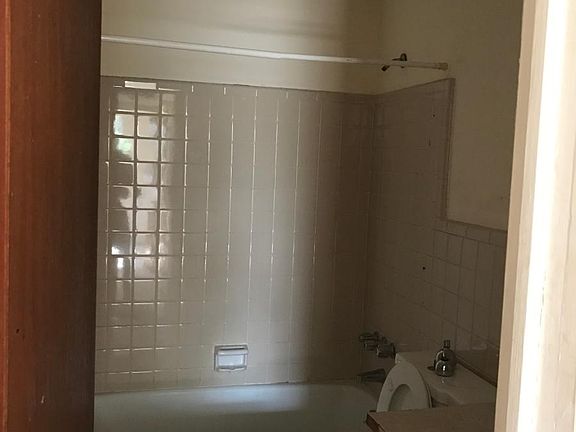 5th image of 700 Avenue E APT L