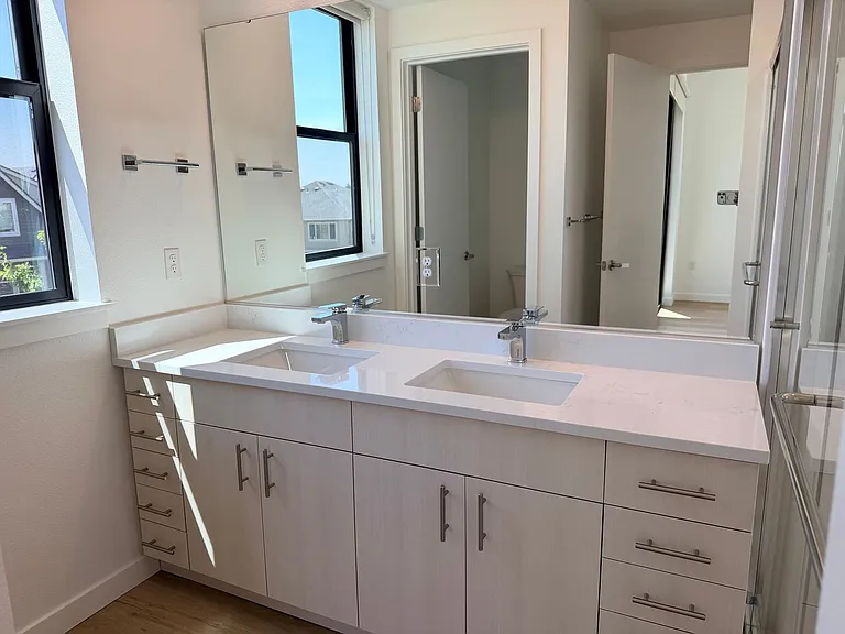 Abbey Creek Square Luxury Apartments — Photo 50