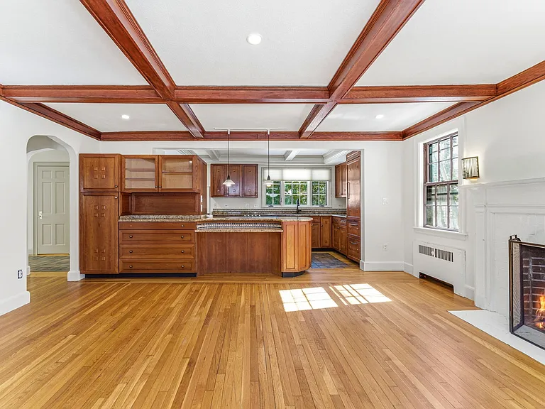48 Acacia Ave — Photo 4