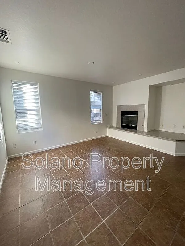 3 bed, 2.5 bath, 2026 sqft, $3,300 — Photo 3