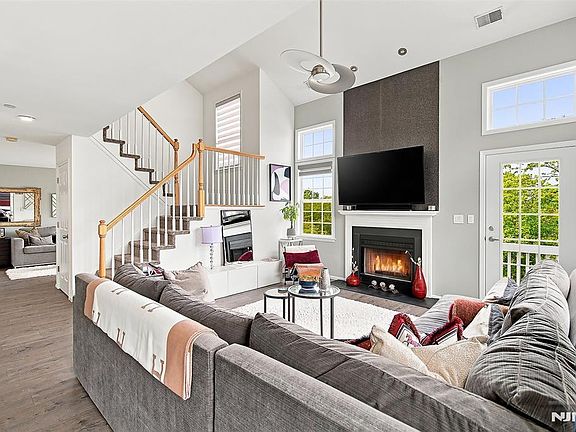 4th image of 3 Regency Cir