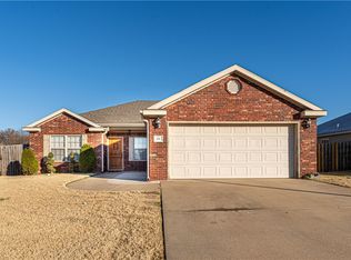407 E Meadow Wood Ln, Rogers, AR 72758