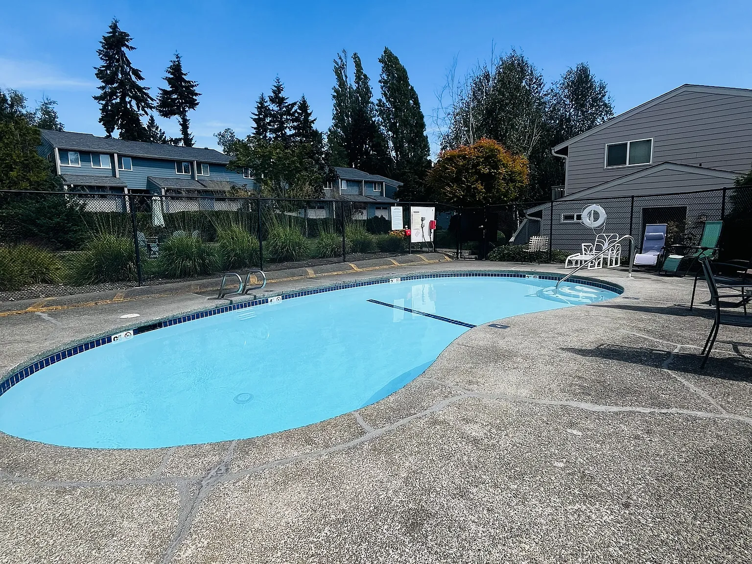 3 bed, 1.5 bath, 1360 sqft, $3,000 — Photo 3