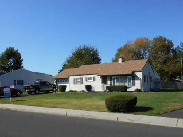 809 Austin Dr, Fairless Hills, PA 19030