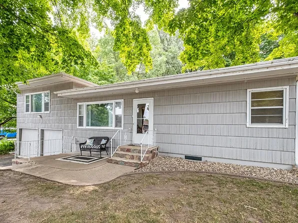 3906 Lakeshore Dr, Okoboji, IA 51355