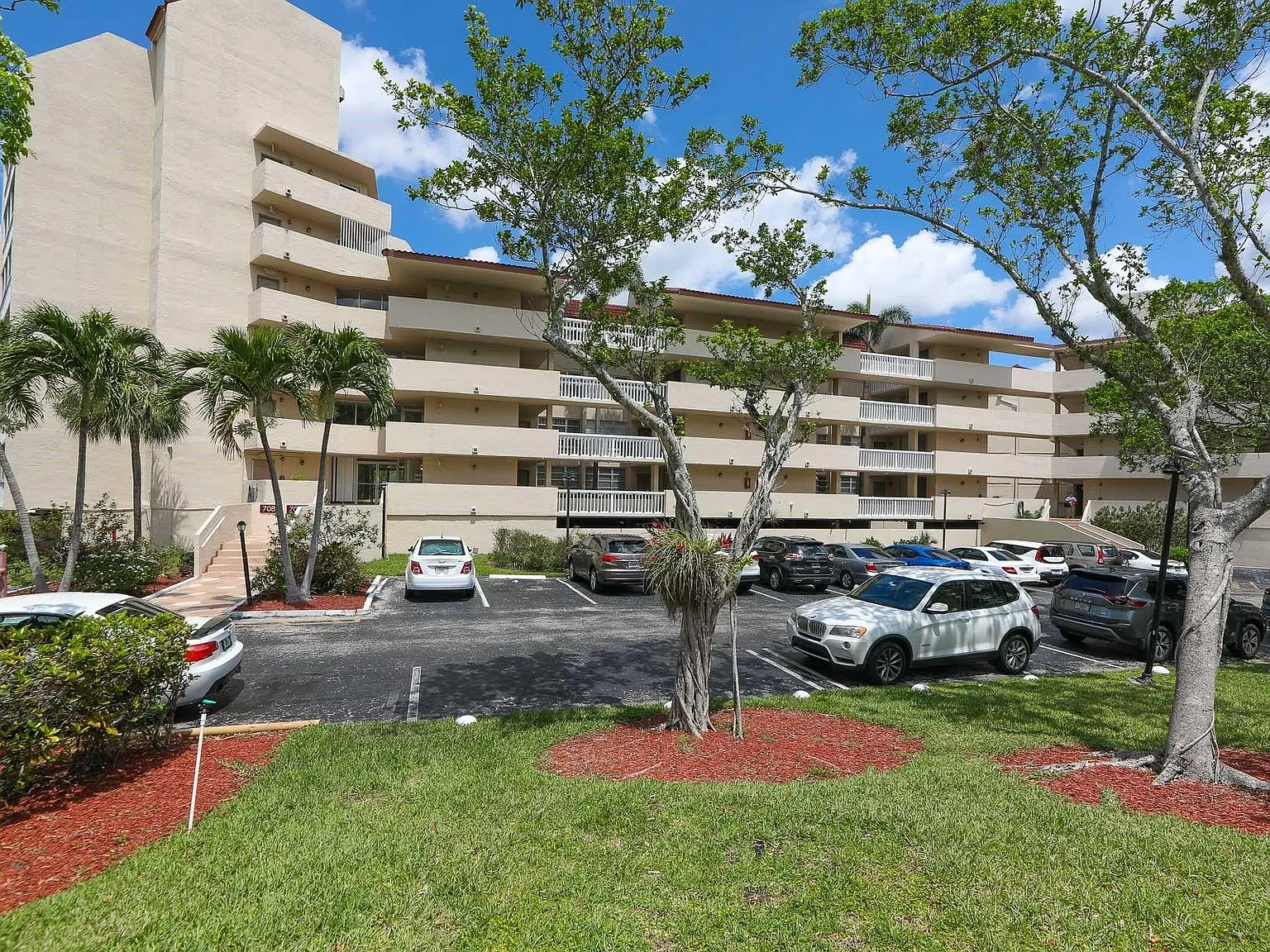 1 bed, 1.5 bath, 792 sqft, $1,550 — Photo 3