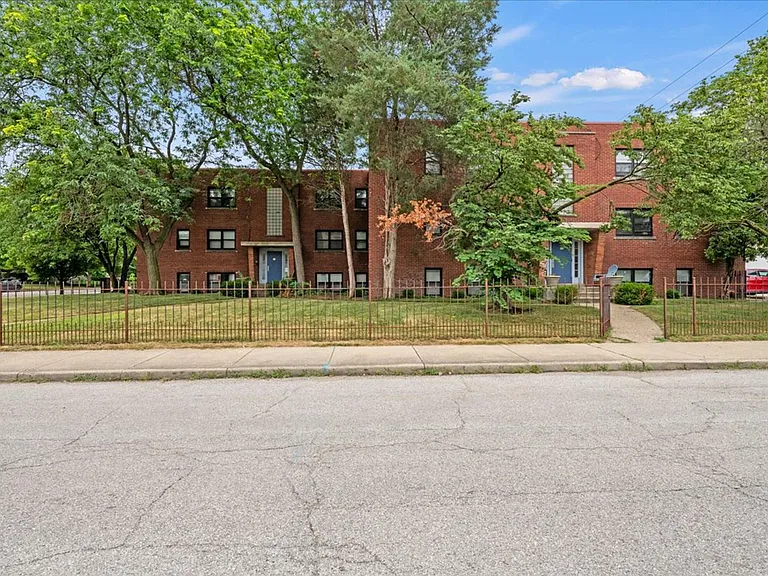 302 E 19th St #2A — Photo 3