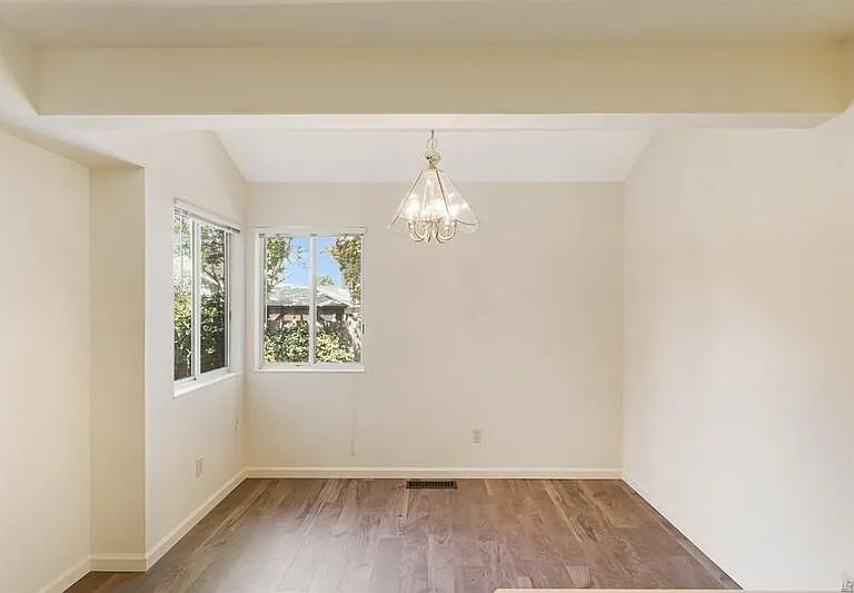7 Meridian Cir — Photo 7