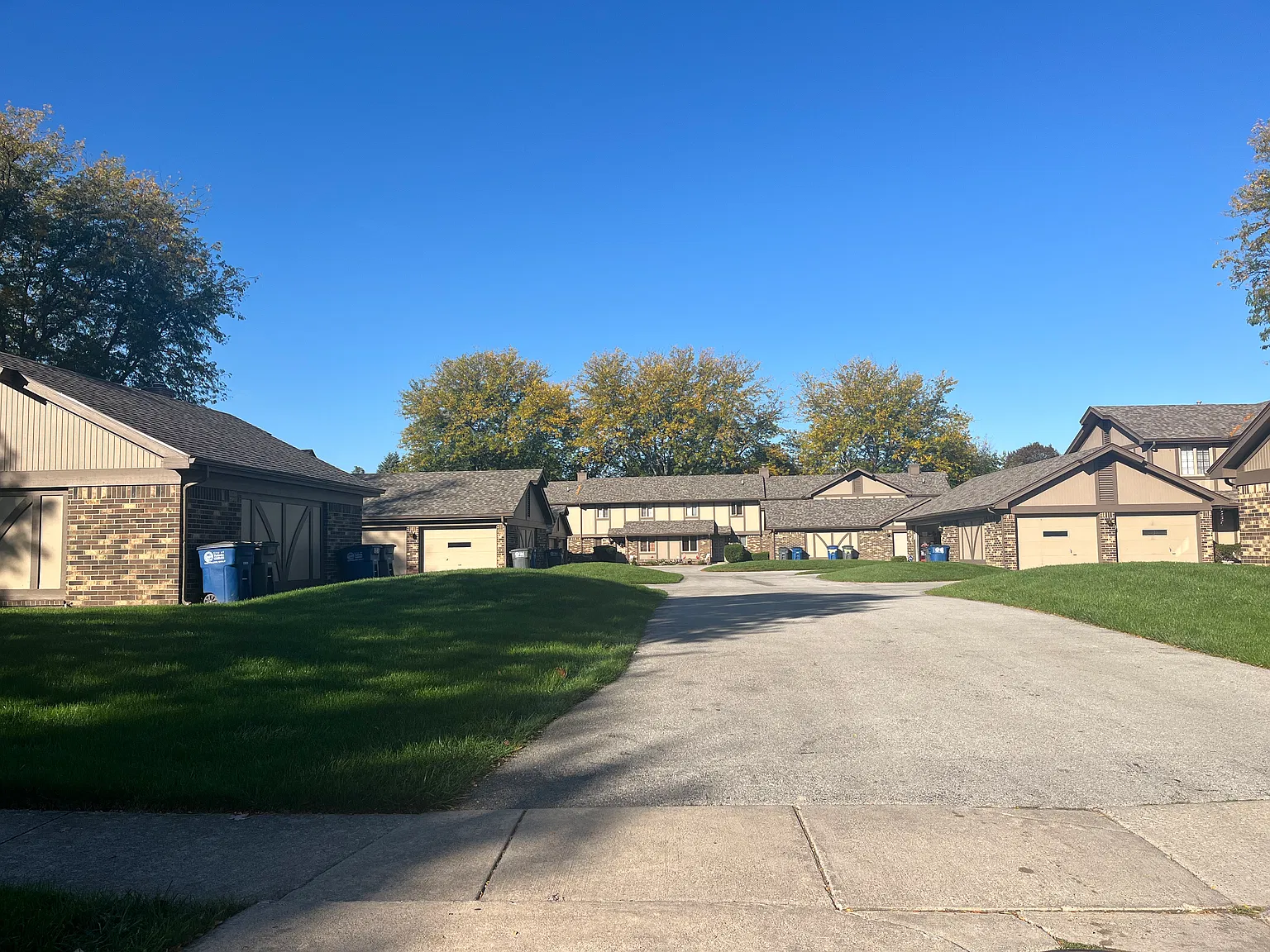 2 bed, 1.5 bath, 1300 sqft, $1,800 — Photo 2
