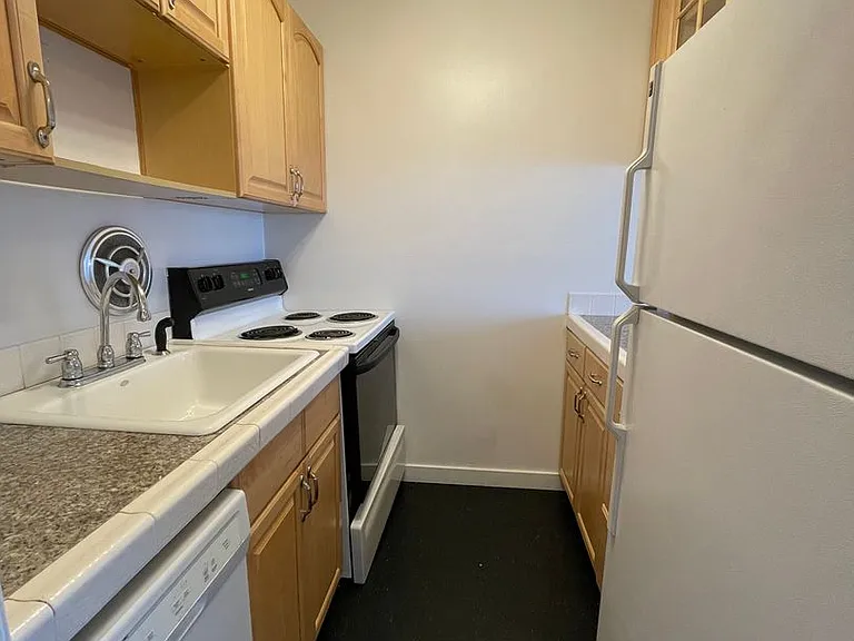 Bellevue Manor Apartments — Photo 6