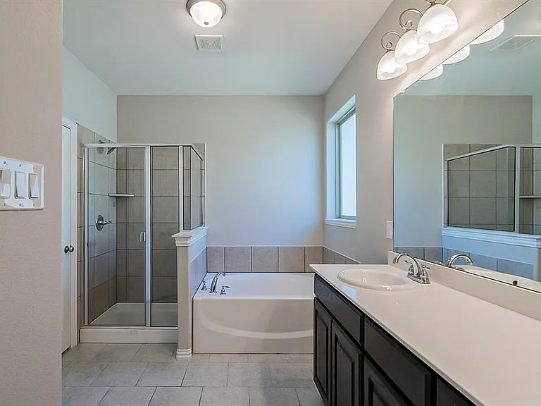 312 Emerald Creek Dr — Photo 2