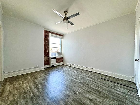 3rd image of 248 S Western Ave APT 210