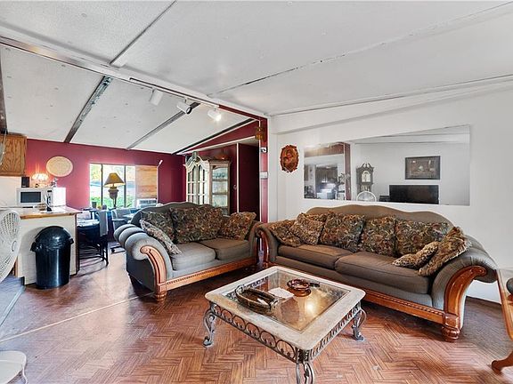 4th image of 2401 Garbelia Ave