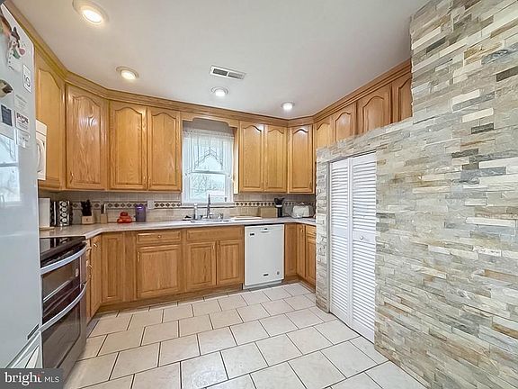 3rd image of 55 Teaberry Ln