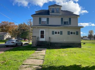 712 Twin Oaks Dr, New Castle, PA 16101