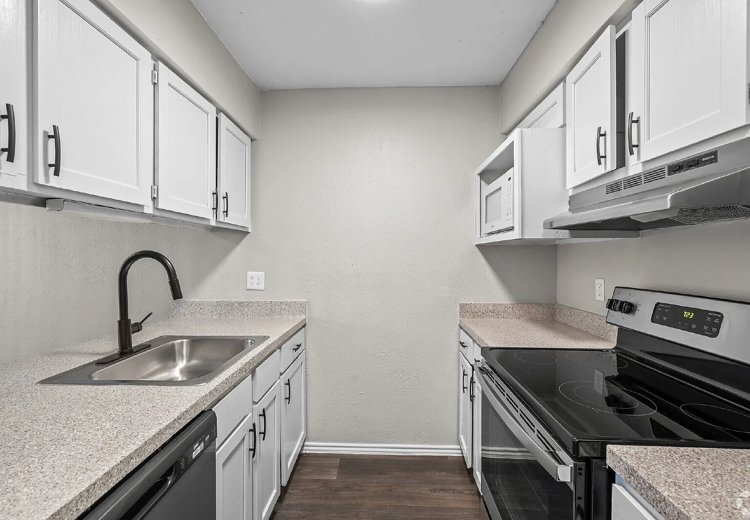 1 bed, 1.0 bath, 777 sqft, $900 — Photo 2