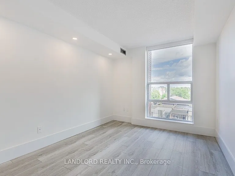 725 King St W #611 — Photo 11