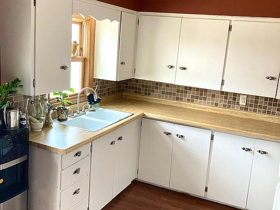 Big kitchen with lots of cupboard space.