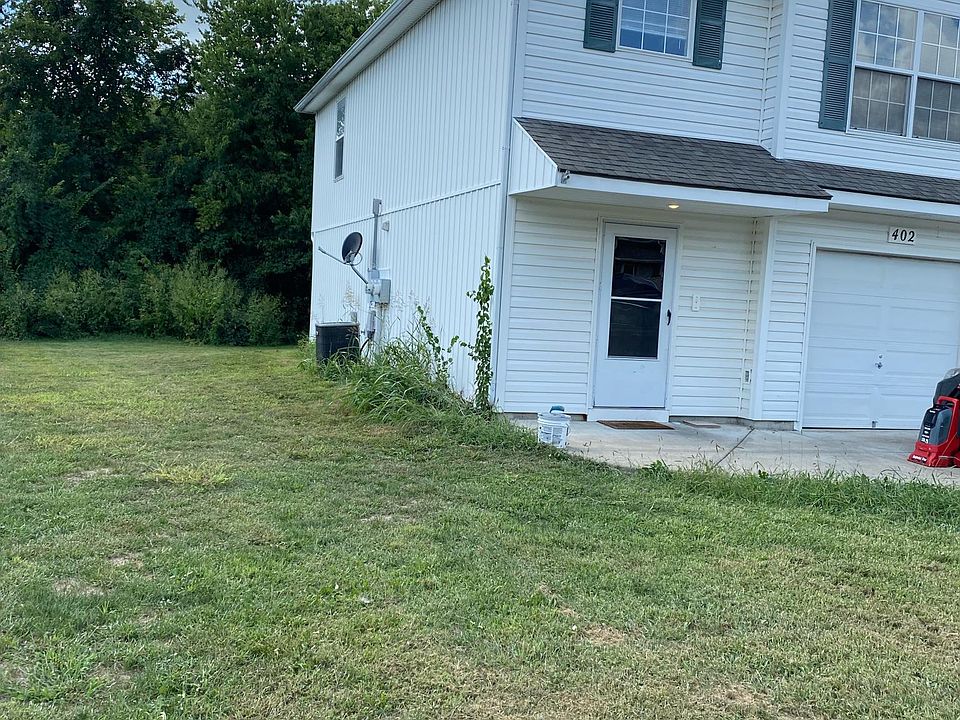 Large 3 bedroom 2 & half Bathroom unit. Updated kitchen with stainless steel appliances. Great neighborhood!