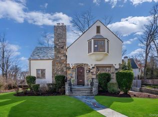 7 Acorn Ln, New Rochelle, NY 10538