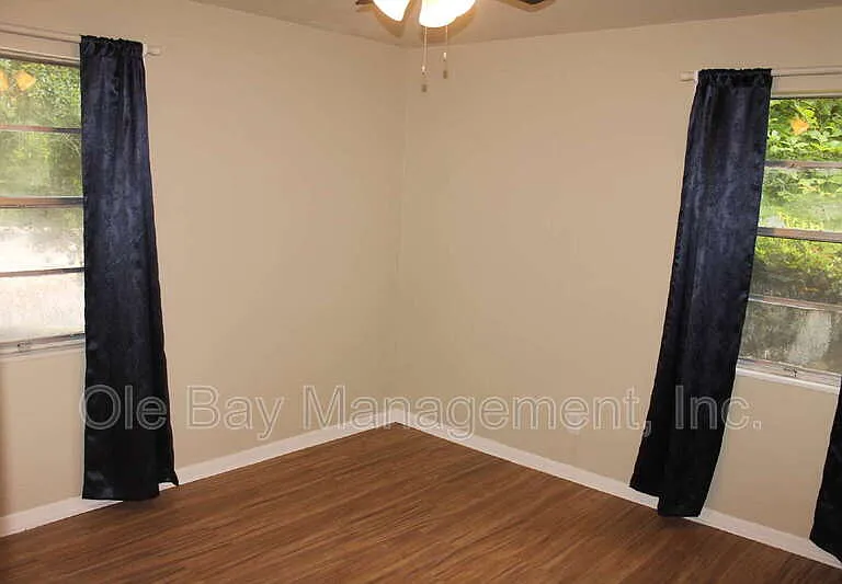 1002 Centerwood Dr — Photo 3
