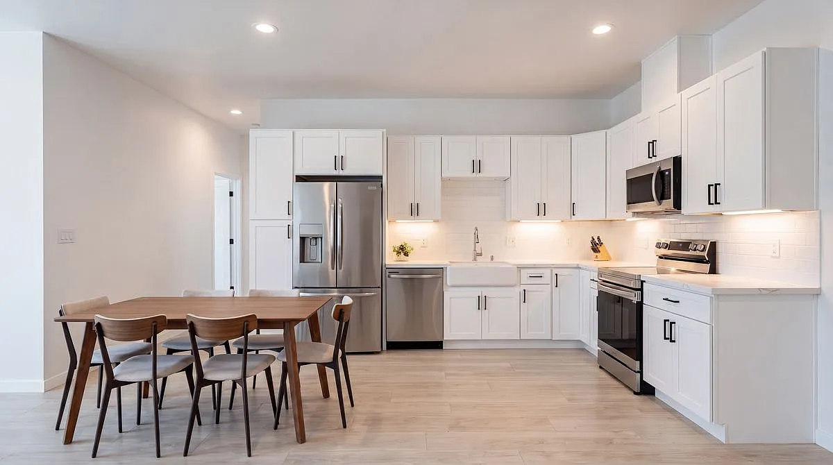 3 bed, 2.0 bath, 1650 sqft, $3,300 — Photo 3