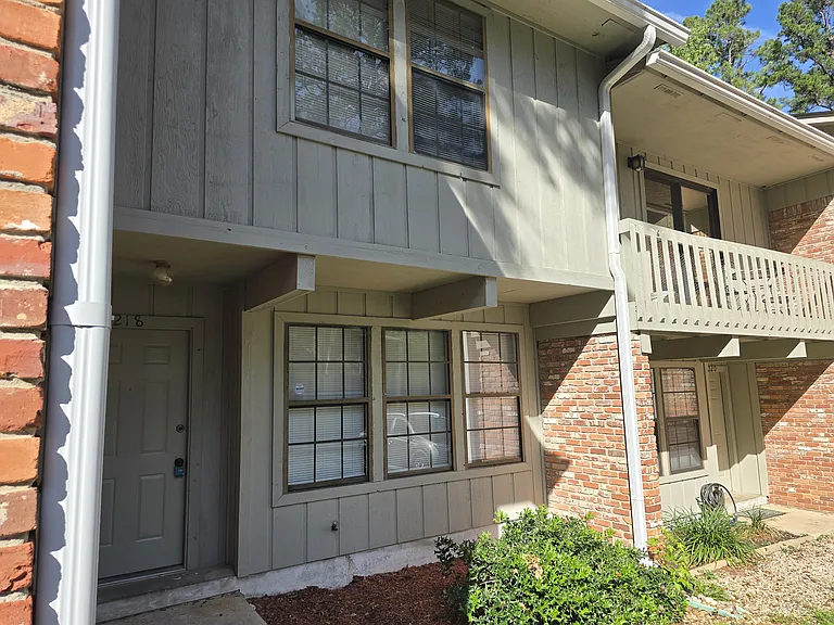 2218 Timberwood Cir N — Photo 2
