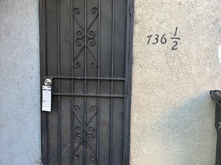 736 1/2 W Century Blvd — Photo 2