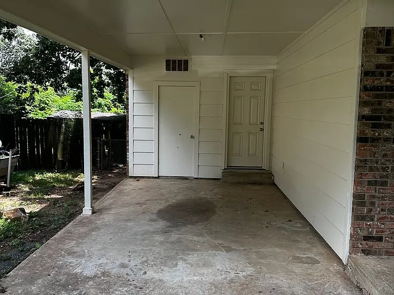 2619 Elkhart Dr — Photo 2