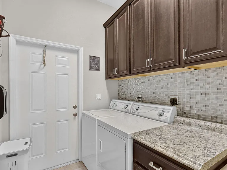 10542 SW Westlawn Blvd — Photo 39
