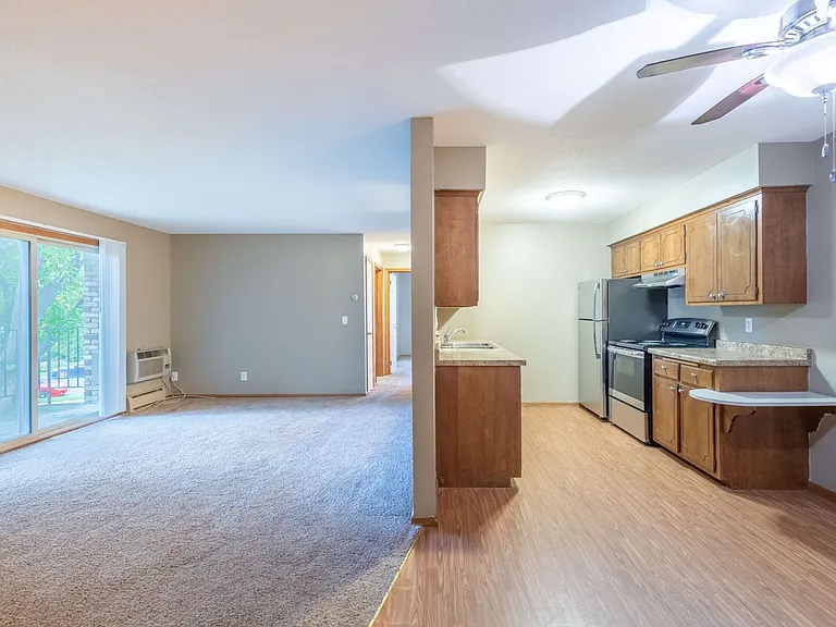 1075 Waterloo Ave — Photo 4