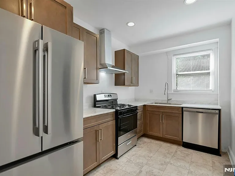 304 Midland Ave #1 — Photo 8