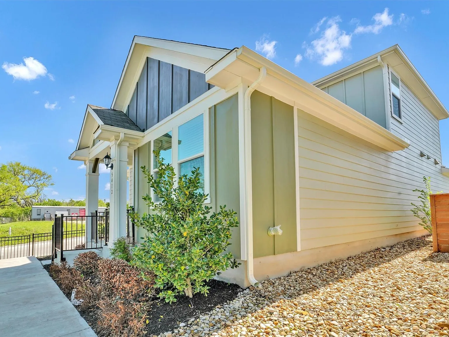 3 bed, 2.5 bath, 1938 sqft, $3,100 — Photo 3