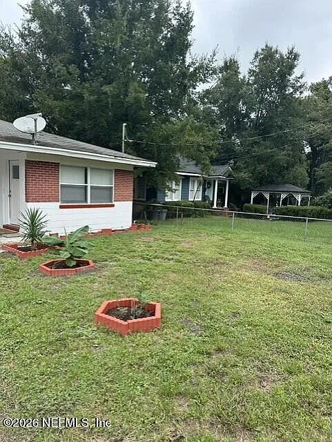 3 bed, 1.0 bath, 1195 sqft, $1,650 — Photo 3