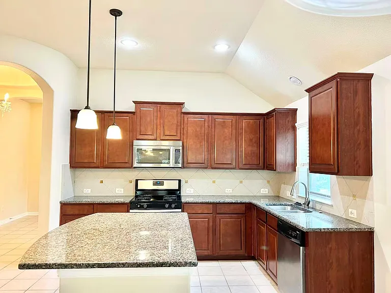 1104 Valerie Cv — Photo 10