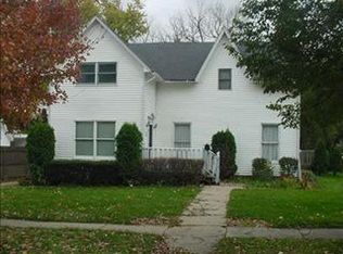 122 N Cross St, Sycamore, IL 60178