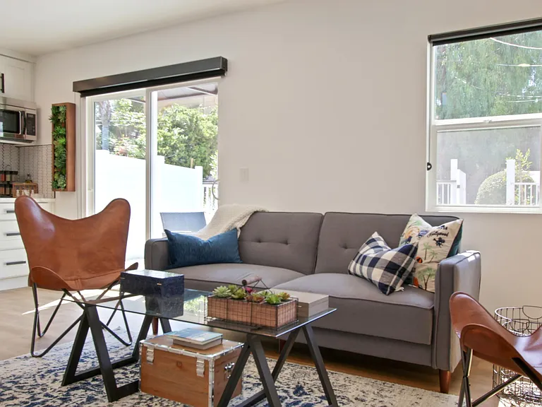 22809 Crespi St — Photo 5