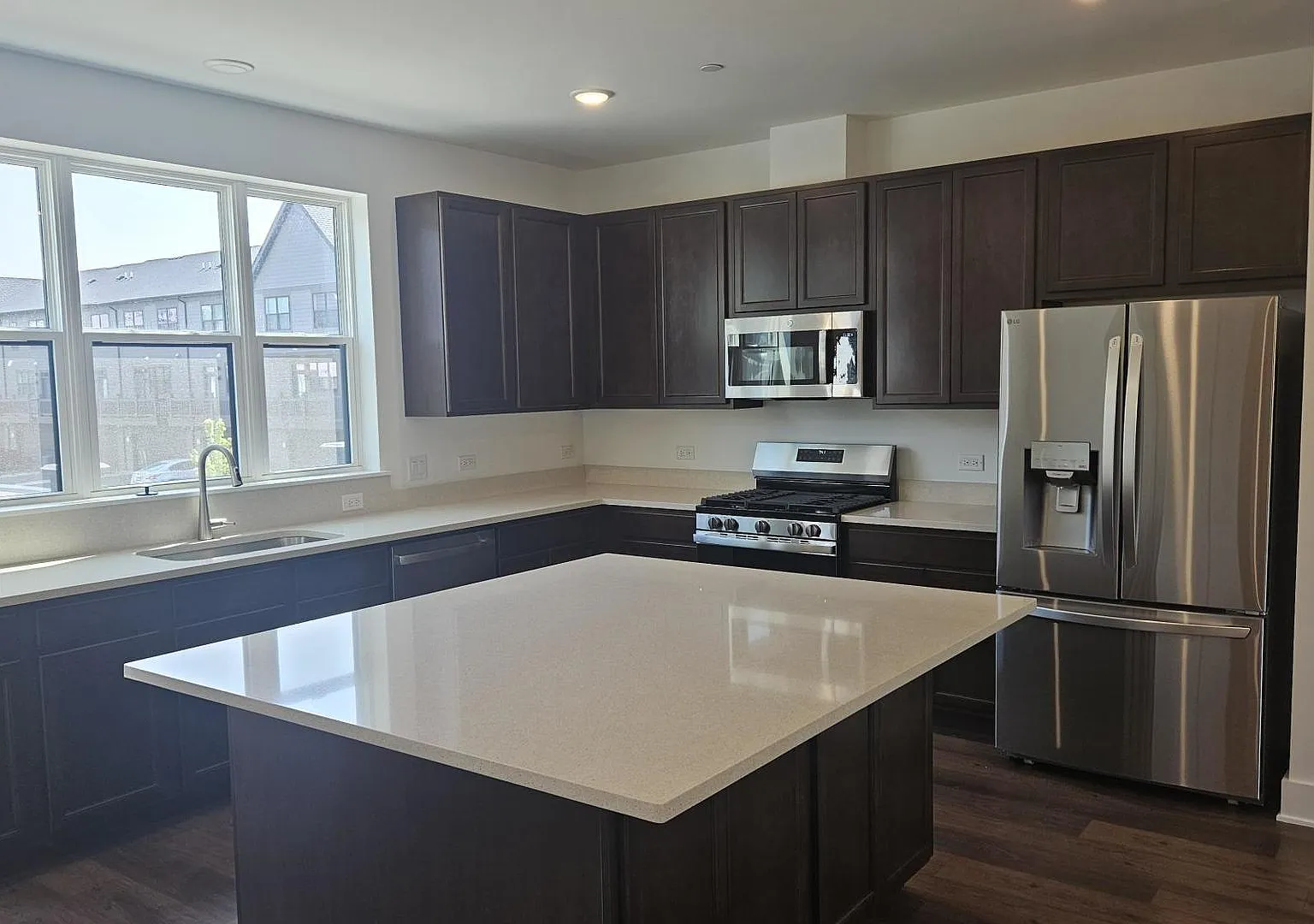 3 bed, 2.5 bath, 1954 sqft, $4,000 — Photo 2